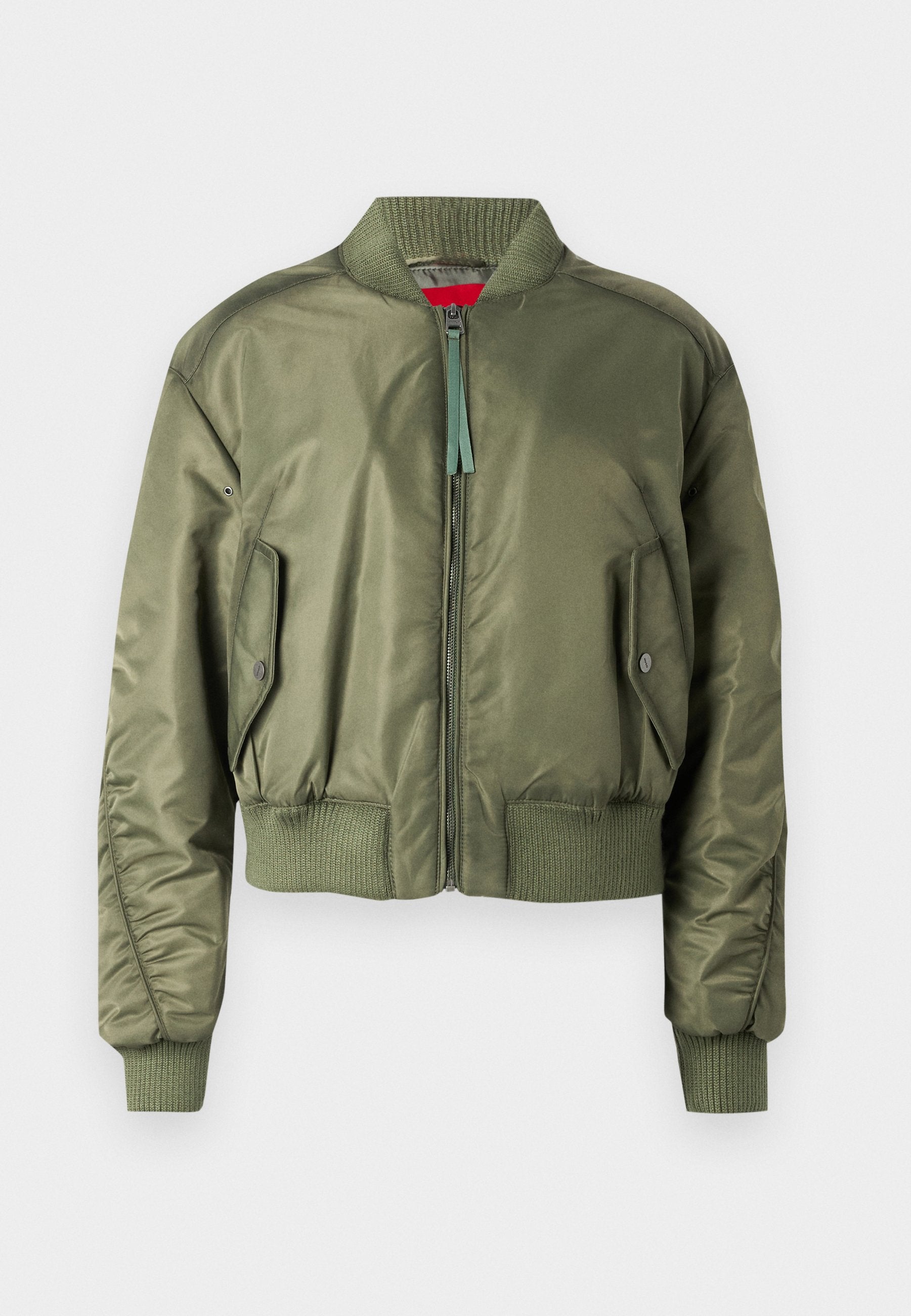 Olivegrüne Bomberjacke mit Reißverschluss vorne, gerippten Bündchen und Saum sowie schräge Seitentaschen mit Druckknopfverschluss. Glatte, glänzende Textur.