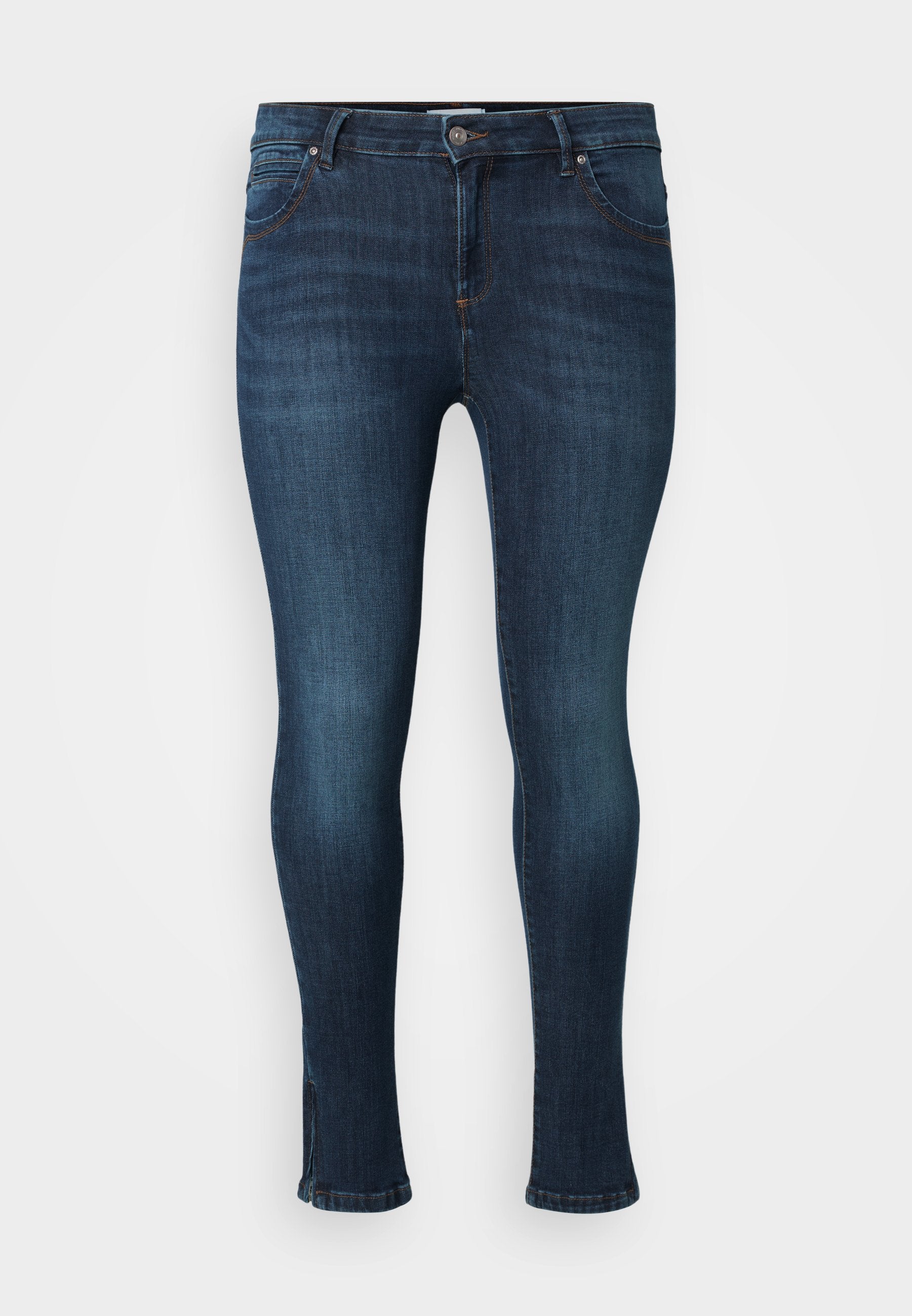 Dunkelblaue schmal geschnittene Jeans mit vorderem Knopf, Reißverschluss, fünf Taschen und leichter Ausbleichung an den Oberschenkeln und Knien vor einem weißen Hintergrund.