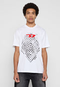 Weißes Baumwoll-T-Shirt mit einem geometrischen schwarz-grauen Grafikmuster und einem auffälligen roten Logo in der Mitte. Kurzärmlig und mit Rundhalsausschnitt.