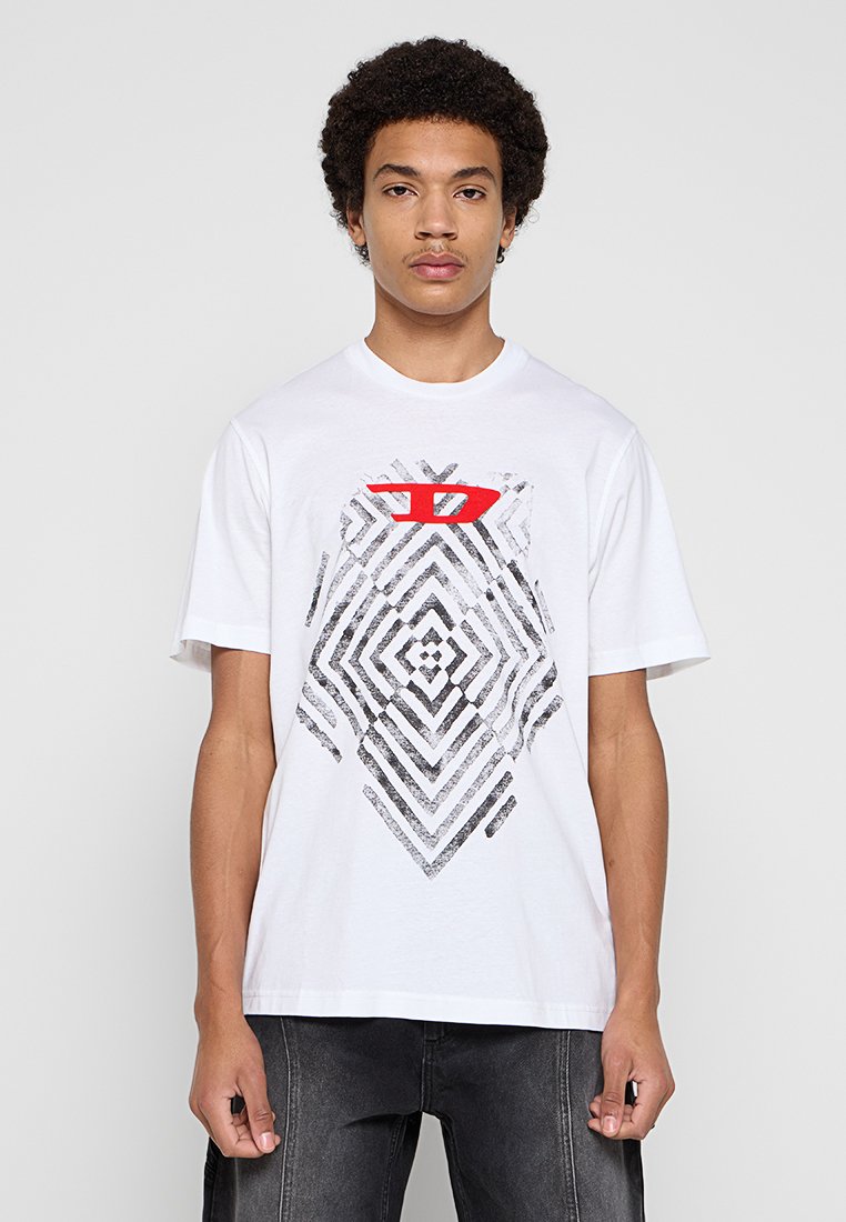 Weißes Baumwoll-T-Shirt mit einem geometrischen schwarz-grauen Grafikmuster und einem auffälligen roten Logo in der Mitte. Kurzärmlig und mit Rundhalsausschnitt.