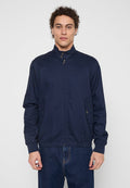 Marineblau leichte Jacke mit hohem Kragen, Frontreißverschluss, zwei Seitentaschen und elastischen Bündchen sowie einer glatten Stoffoberfläche.