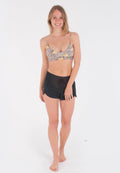 BH mit Leopardenmuster und floralen Akzenten, kombiniert mit schwarzen Shorts. Der Stoff ist glatt, hat einen klassischen Schnitt und verstellbare Träger.