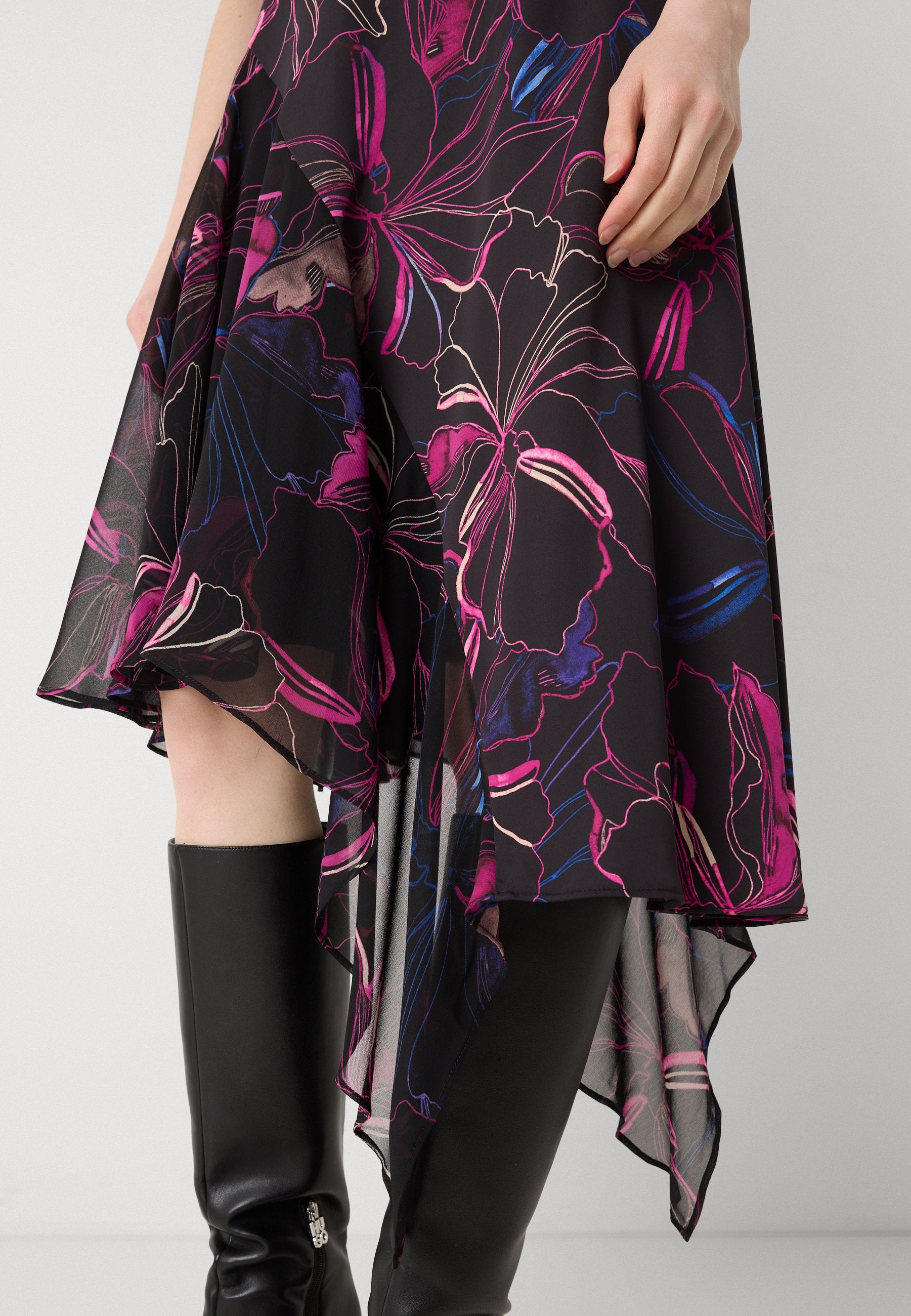 DKNY VNECK RUFFLE HEM