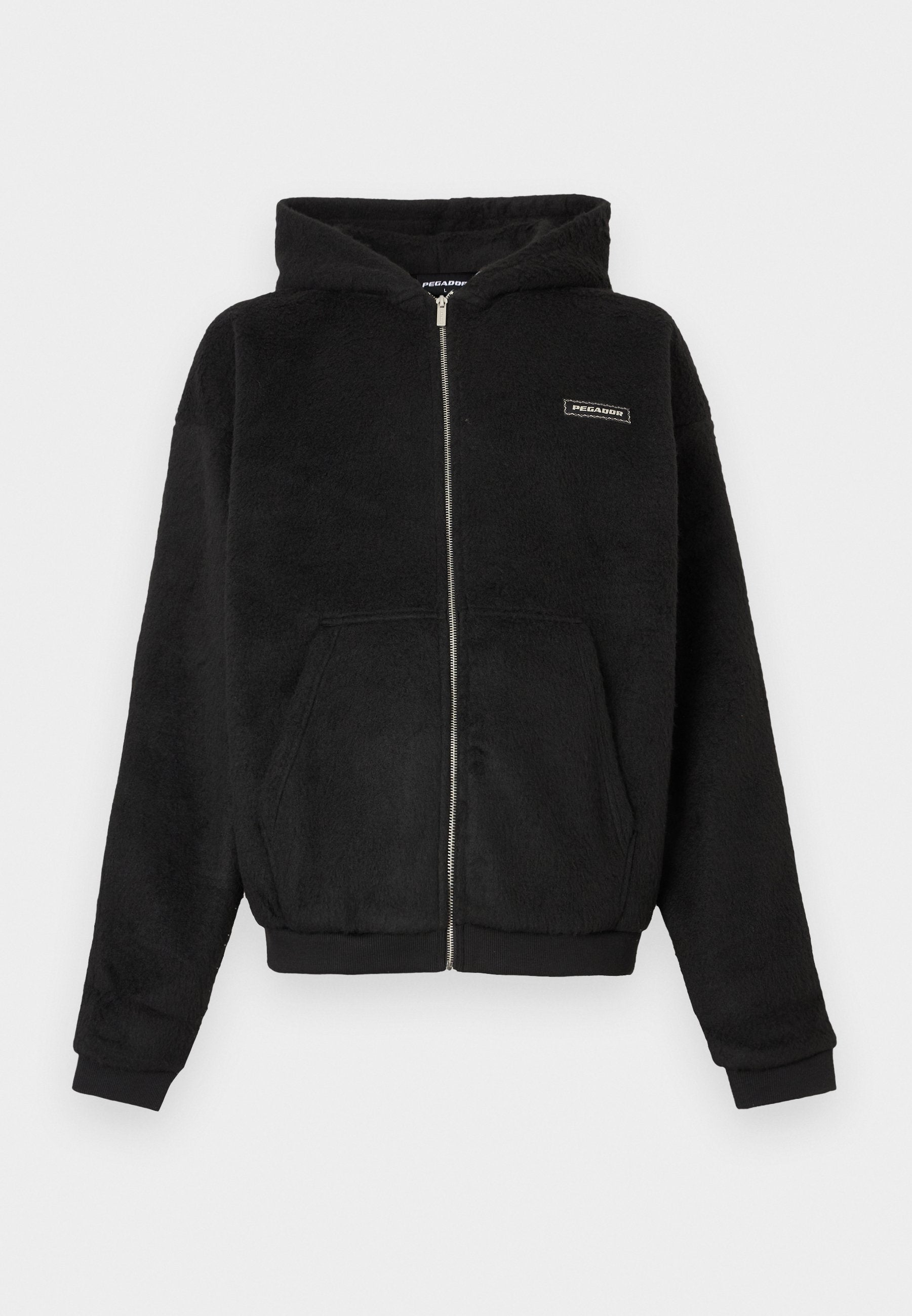 Schwarzer Fleece-Hoodie mit Reißverschluss, Vorderentaschen und gerippten Bündchen. Weiche Textur mit einem lässigen, entspannten Schnitt. Kleines Logodetail auf der Brust.