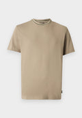 Beiges T-Shirt mit kurzen Ärmeln und Rundhalsausschnitt, mit gestreiftem, geripptem Kragen, Vorderansicht vor weißem Hintergrund.