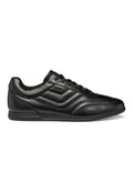 Schwarzer Sneaker aus Leder mit niedrigem Profil, Schnürung vorne, genähtem Paneeldesign und schlanker Gummisohle, gezeigt in rechter Seitenansicht.