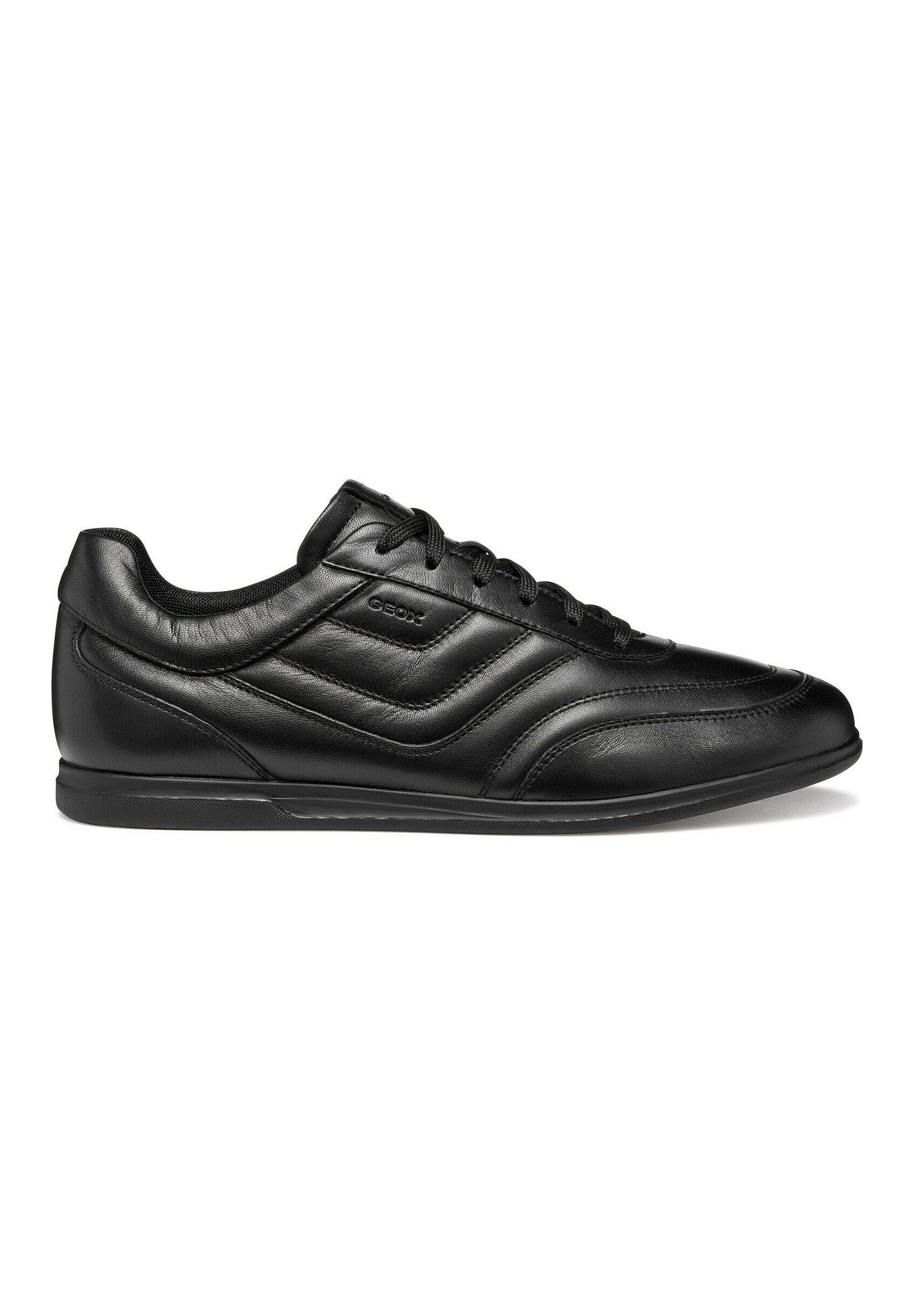 Schwarzer Sneaker aus Leder mit niedrigem Profil, Schnürung vorne, genähtem Paneeldesign und schlanker Gummisohle, gezeigt in rechter Seitenansicht.