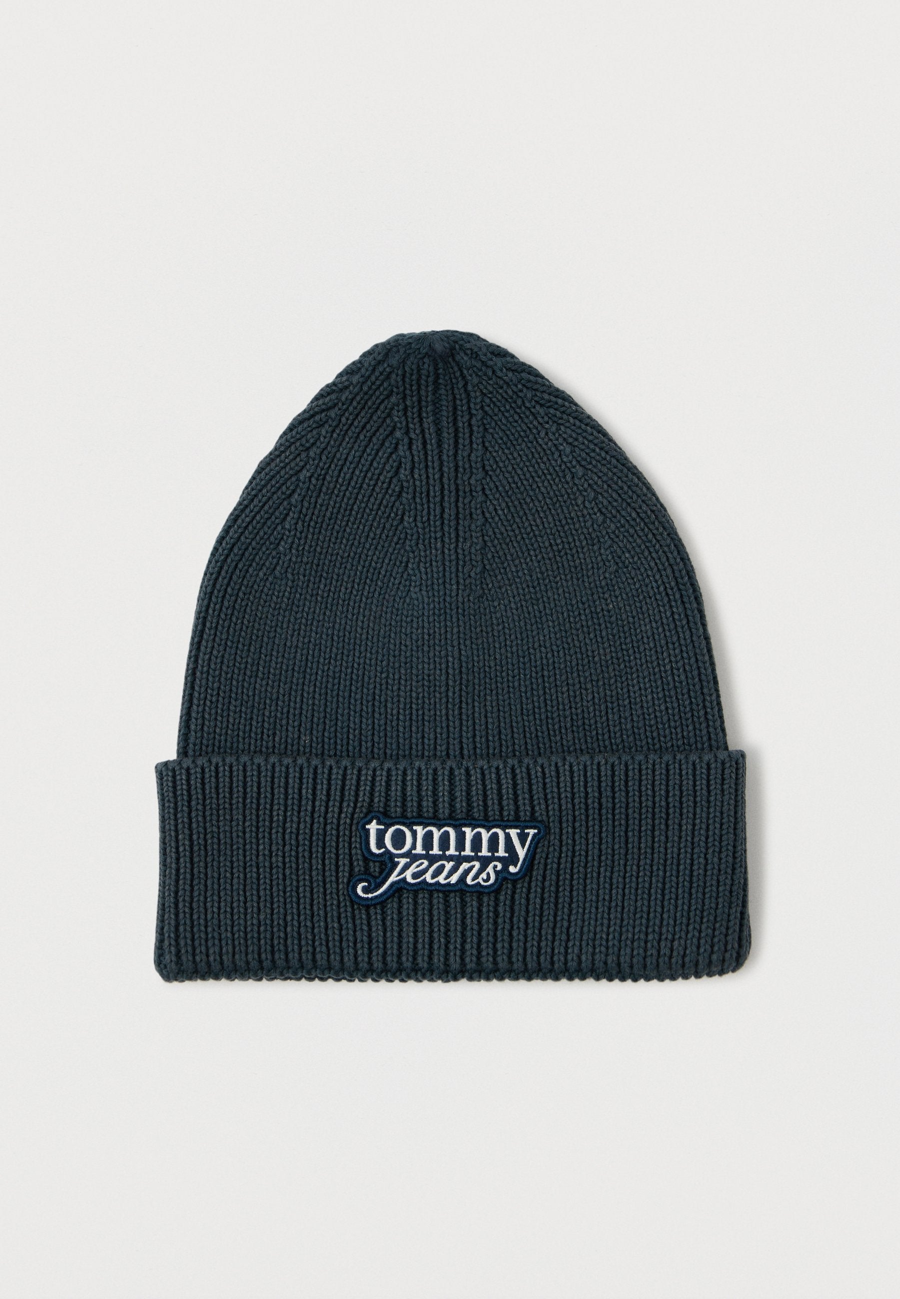 Marineblaue gestrickte Mütze mit gerippter Textur und umgeschlagenem Bündchen. Auf der Vorderseite befindet sich ein weißes, gesticktes "tommy jeans"-Logo.