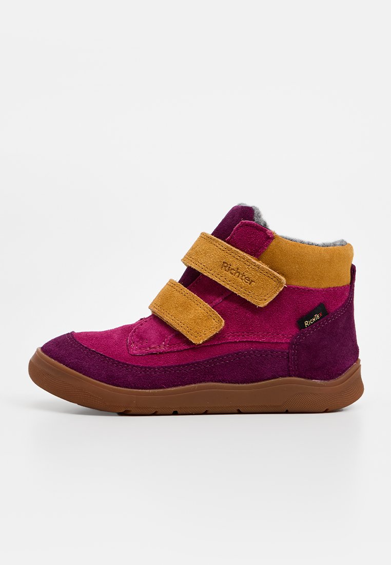 Lila und rosa Wildleder-Stiefelette mit zwei gelben Klettverschlüssen, brauner Gummisohle und weichem Innenfutter. Keine sichtbaren Markenangaben.