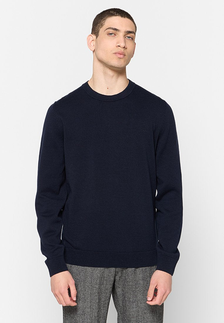 Marineblauer Strickpullover mit Rundhalsausschnitt, gerippter Textur und langen Ärmeln. Verfügt über ein dezentes Logodesign auf der Brust.
