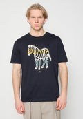 Marineblaue Baumwoll-T-Shirts mit einem Zebra-Design mit gelben und blauen Akzenten, das auf der Vorderseite gedruckt ist. Kurze Ärmel, Rundhalsausschnitt.