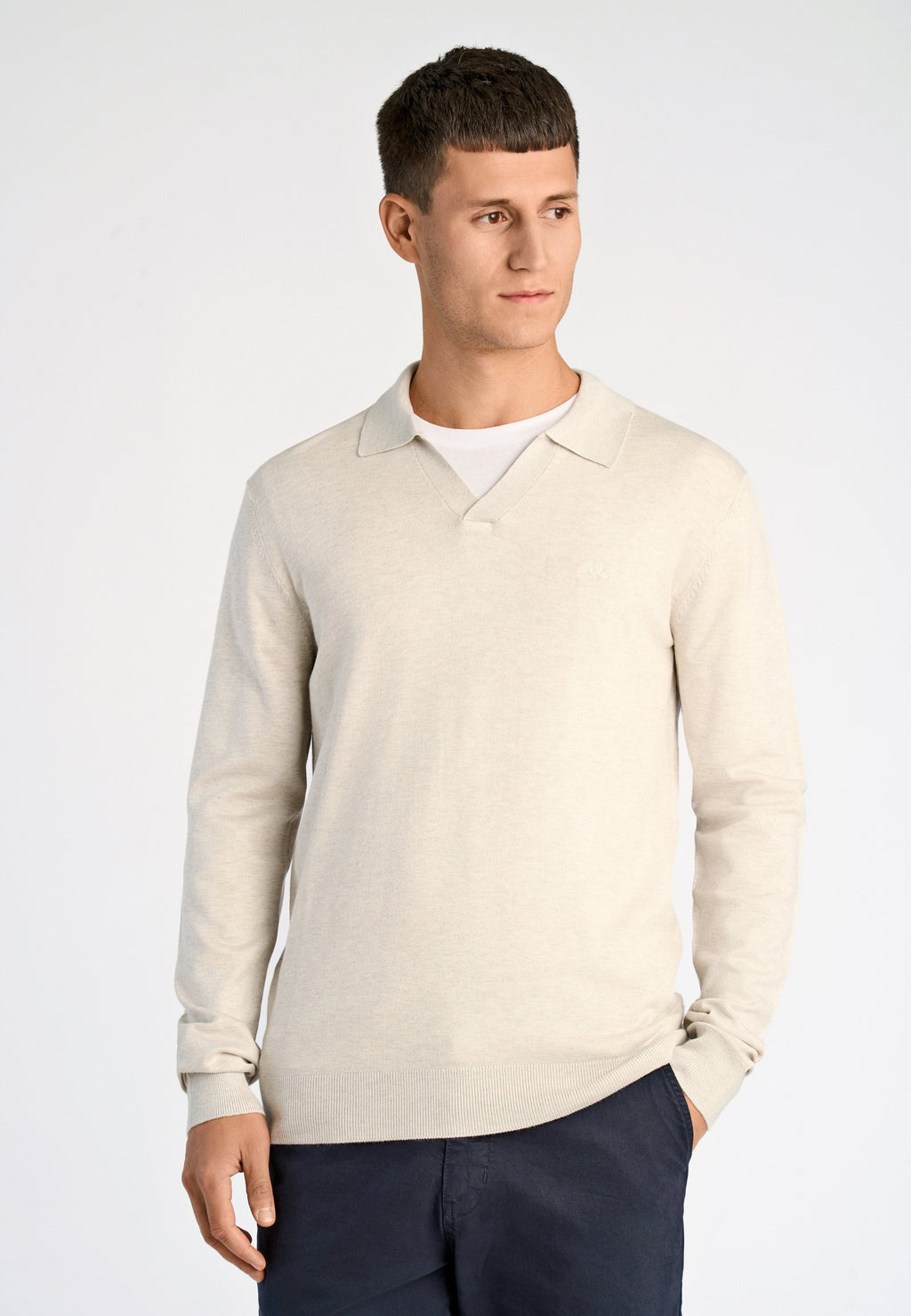 V-NECK Media 3