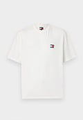 Weißes Baumwoll-T-Shirt mit kleinem, rechteckigem Logo in Rot, Blau und Schwarz auf der linken Brust. Mit kurzen Ärmeln und rundem Halsausschnitt.