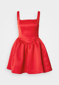 Rotes Satin-Kleid mit quadratischem Ausschnitt, tailliertem Oberteil und ausgestellt, gerafftem Rock. Glatte текстur und keine sichtbaren Verzierungen.