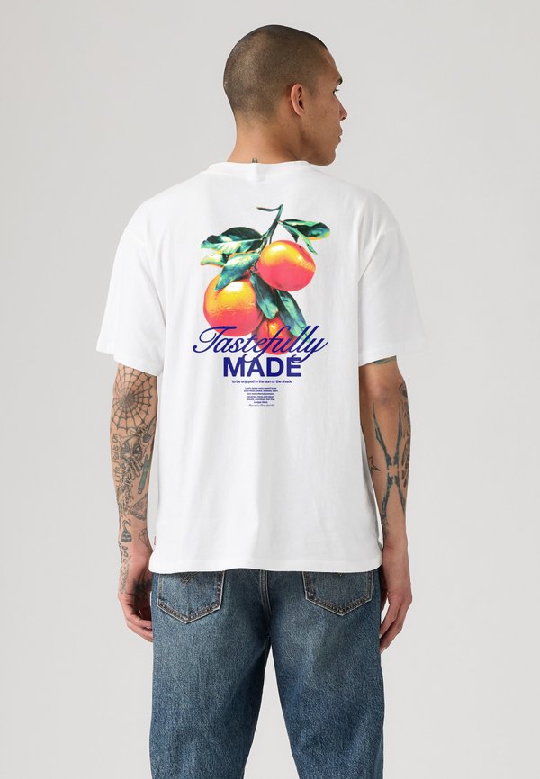 Levi's® VINTAGE FIT TEE - Print T-shirt - bright white