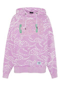 Fliederfarbener Hoodie mit weiß gepunktetem Gepardenmuster, grünem "CHELMS" Schriftzug auf der Brust, Fronttasche und Kordelzügen an der Kapuze.