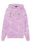 Fliederfarbener Hoodie mit weiß gepunktetem Gepardenmuster, grünem "CHELMS" Schriftzug auf der Brust, Fronttasche und Kordelzügen an der Kapuze.