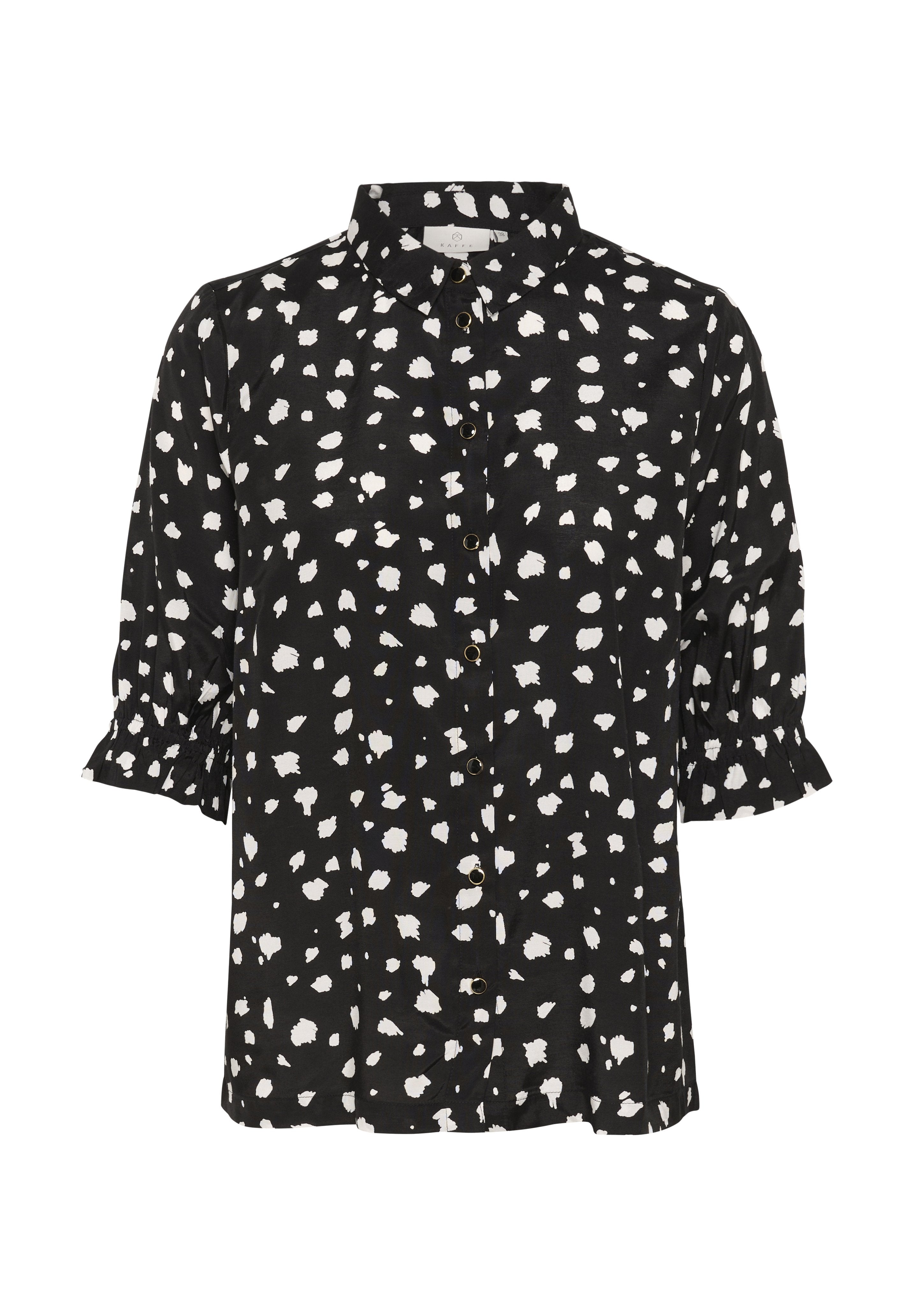 Schwarze Kurzarm-Bluse mit weißen Pinselstrichmotiven, ausgestattet mit kurzen Puffärmeln und einem strukturierten Kragen. Glattes Material mit lockerer Passform.