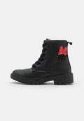 Schwarze Ankle Boots aus Leder mit strukturierter Oberfläche, ausgestattet mit einem roten Schleifenakzent und Schnürdesign. Dicke Sohle für Stabilität.