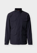 Dunkelblauer Marineblazer mit hohem Kragen, vier aufgesetzten Taschen vorne und Knopfmanschetten, präsentiert vor einem einfarbigen hellen Hintergrund.