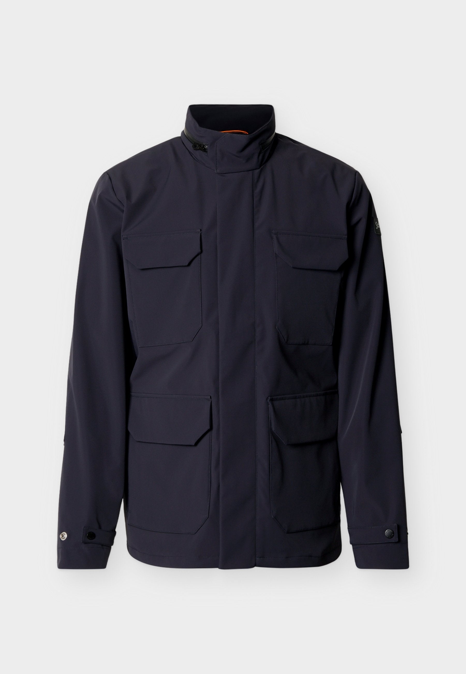 Dunkelblauer Marineblazer mit hohem Kragen, vier aufgesetzten Taschen vorne und Knopfmanschetten, präsentiert vor einem einfarbigen hellen Hintergrund.