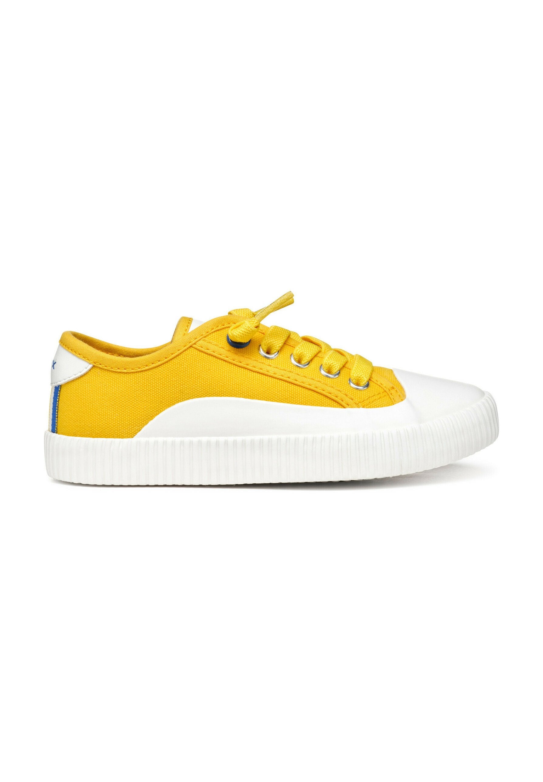Gelbe Leinen-Sneaker mit weißer Gummikappe und Sohle; verfügt über passende gelbe Schnürsenkel, einen blauen Akzent an der Ferse und eine strukturierte Sohle.