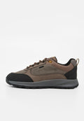 Brauner und schwarzer Sneaker mit grauer Sohle, Schnürung vorne und gepolstertem Kragen, gestaltet für Freizeit- oder Outdoor-Tragen.