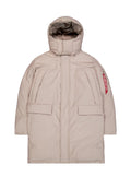 Beige langer Wintermantel mit hohem Kragen, Reißverschlusstasche am Ärmel und zwei Fronttaschen. Glatte Textur und gepolstertes Design.