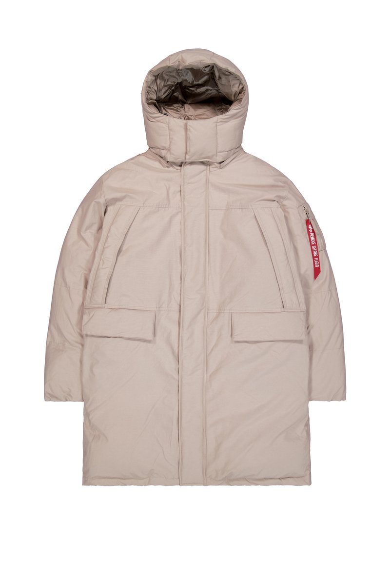 Beige langer Wintermantel mit hohem Kragen, Reißverschlusstasche am Ärmel und zwei Fronttaschen. Glatte Textur und gepolstertes Design.
