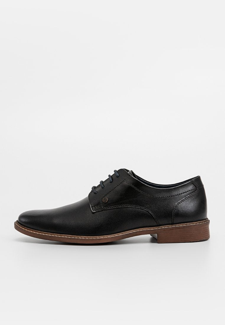 Schwarze Lederschuhe mit glatter Textur, runder Zehenform, klassischer Schnürung und einer braunen strukturierten Sohle. Verfügt über dezente Nähte.