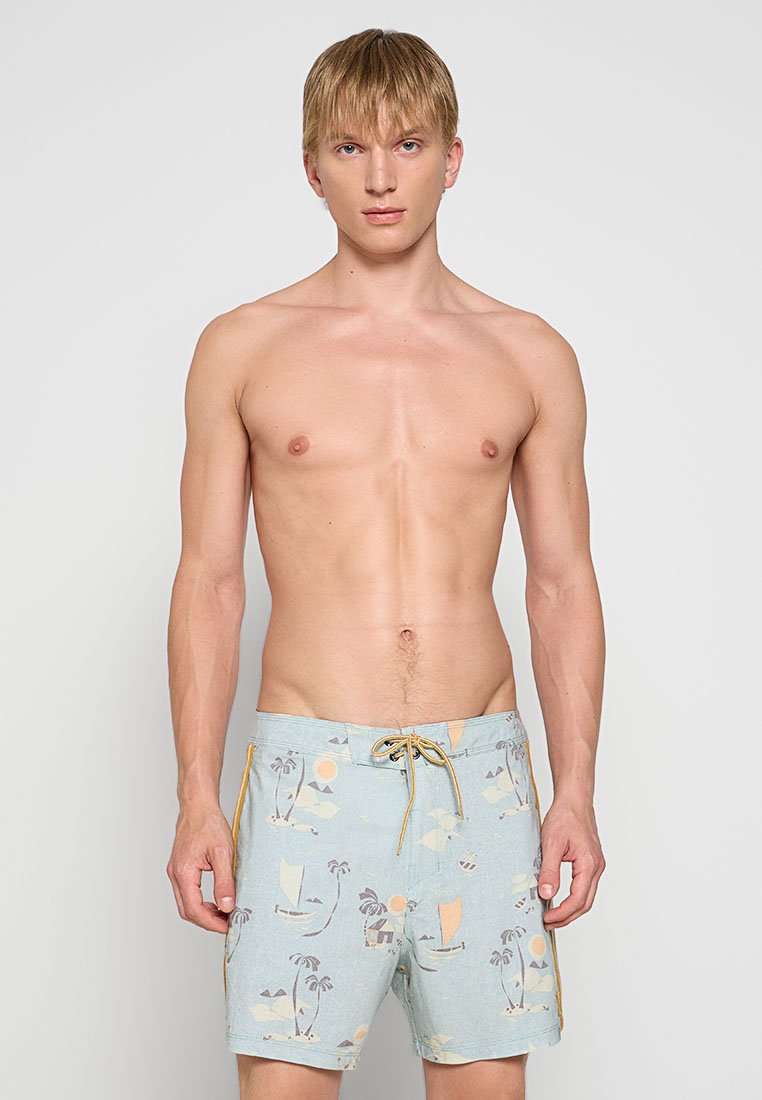 Hellblaue Badehose aus einem Stoff mit tropischem Druck, der Palmen, Boote und Sonnenelemente zeigt. Enthält einen gelben Kordelzug.