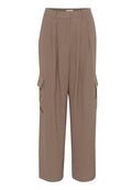 Braune plissierte Cargo-Hosen mit hoher Taille, weitem Bein und Seitentaschen, aus weichem Stoff gefertigt, mit glatter Textur und maßgeschneidertem Design.