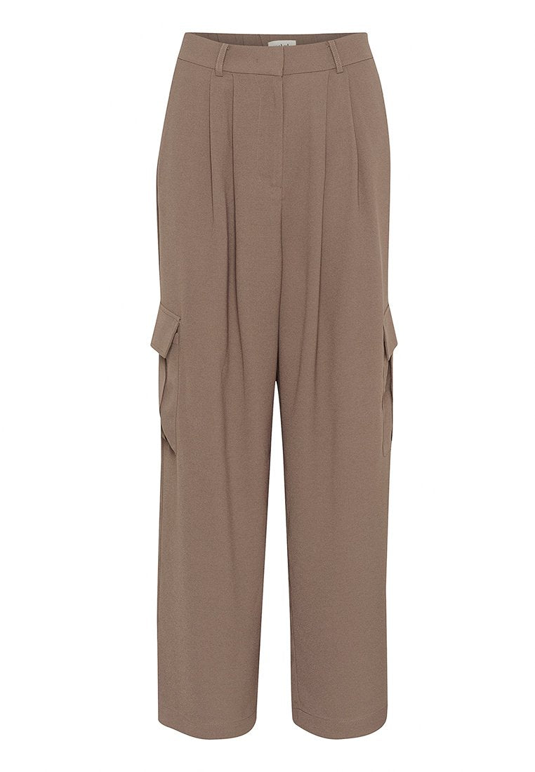 Braune plissierte Cargo-Hosen mit hoher Taille, weitem Bein und Seitentaschen, aus weichem Stoff gefertigt, mit glatter Textur und maßgeschneidertem Design.