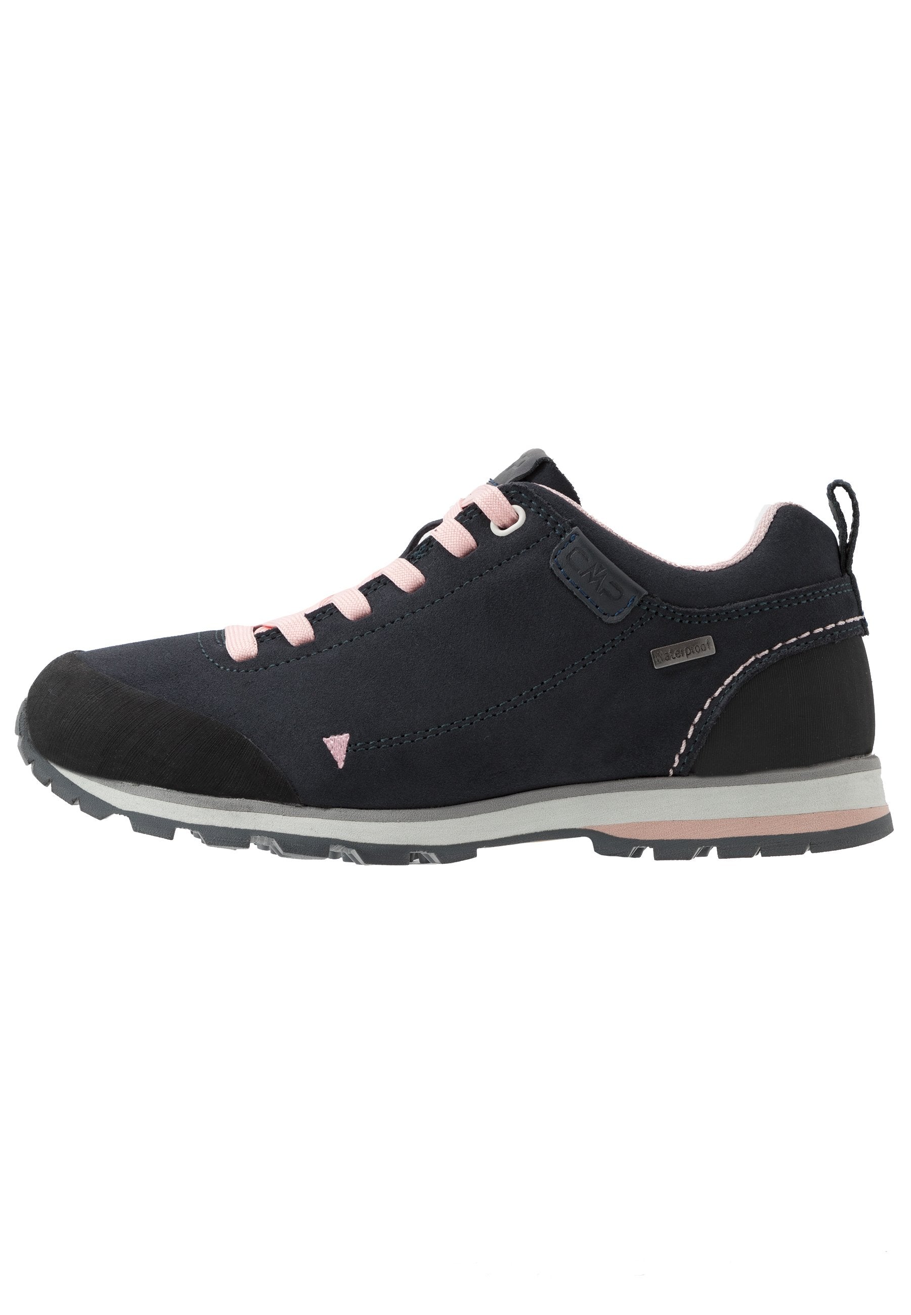 Dunkelblaue Wildleder- und Mesh-Schuh mit hellrosa Akzenten, runder Zehenform, grauer Sohle und wasserdichtem Etikett an der Seite.