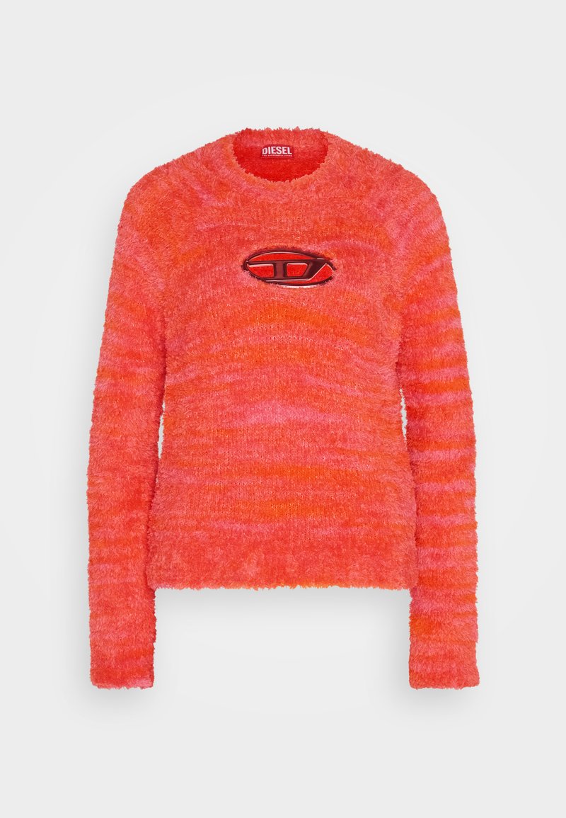 Flauschiger, langärmliger Pullover in einem lebhaften Farbverlauf von Pink zu Orange mit Rundhalsausschnitt und schwarzem gesticktem Logo auf der Brust. Weicher Stoff über die gesamte Oberfläche.