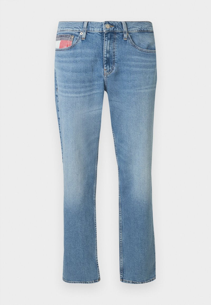 Hellblaue Jeans mit geradem Beinausschnitt, verblasstem Design, fünf Taschen und einem rot-weißen Karomuster auf der Vorderseite der Tasche.