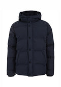 Marineblaue Daunenjacke mit Kapuze, ausgestattet mit einem gesteppten Design, Frontknöpfen und Seitentaschen. Glatte Textur mit elastischen Bündchen.