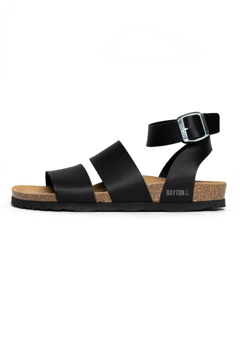Schwarze Sandalen mit zwei breiten Riemen und einem schmaleren Knöchelriemen mit einer Metallschnalle. Korkfußbett und strukturierte Gummisohle. Marke: Bayton.