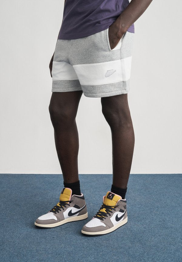 Nike Sportswear CLUB  - Shorts - grey heather/white/smoke grey