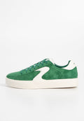 Grüne Wildledersneaker mit einem weißen Akzent-Swoosh, runder Zehenpartie, flacher Gummisohle und grünen Schnürsenkeln. Mit einer weichen, strukturierten Oberfläche.