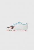Weiße Fußballschuhe mit blauen Akzenten und schwarzem Logo, ausgestattet mit einer strukturierten Oberfläche, pinken Stollen, leichtem Design und schlanker Silhouette.