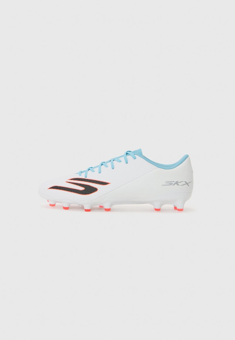 Weiße Fußballschuhe mit blauen Akzenten und schwarzem Logo, ausgestattet mit einer strukturierten Oberfläche, pinken Stollen, leichtem Design und schlanker Silhouette.