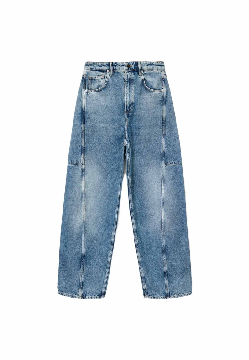 Hellblaue Denim-Jeans haben eine lockere Passform, große Taschen und kontrastierende Nähte. Der Stoff hat eine ausgeblichene Optik mit einer glatten Textur.