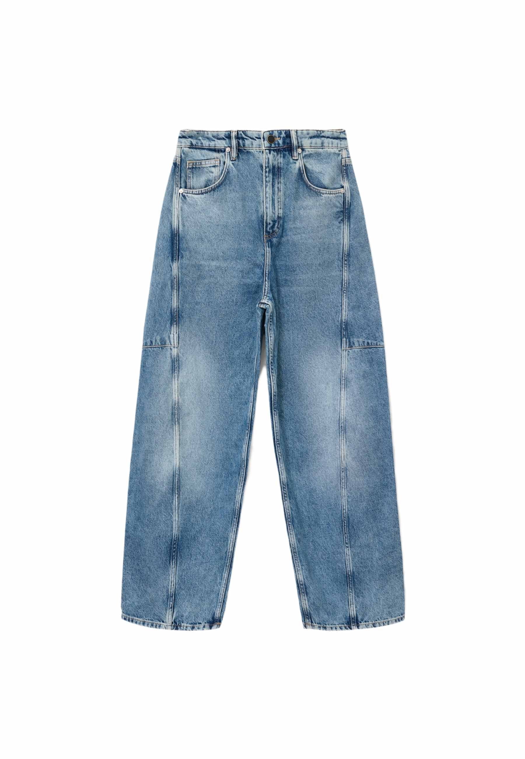 Hellblaue Denim-Jeans haben eine lockere Passform, große Taschen und kontrastierende Nähte. Der Stoff hat eine ausgeblichene Optik mit einer glatten Textur.