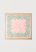 Quadratischer Schal mit beigem Rand, rosa Mitte und filigranen türkis- und goldfarbenen Paisley-Mustern, mit dem Schriftzug "Pinko" in der unteren Ecke.