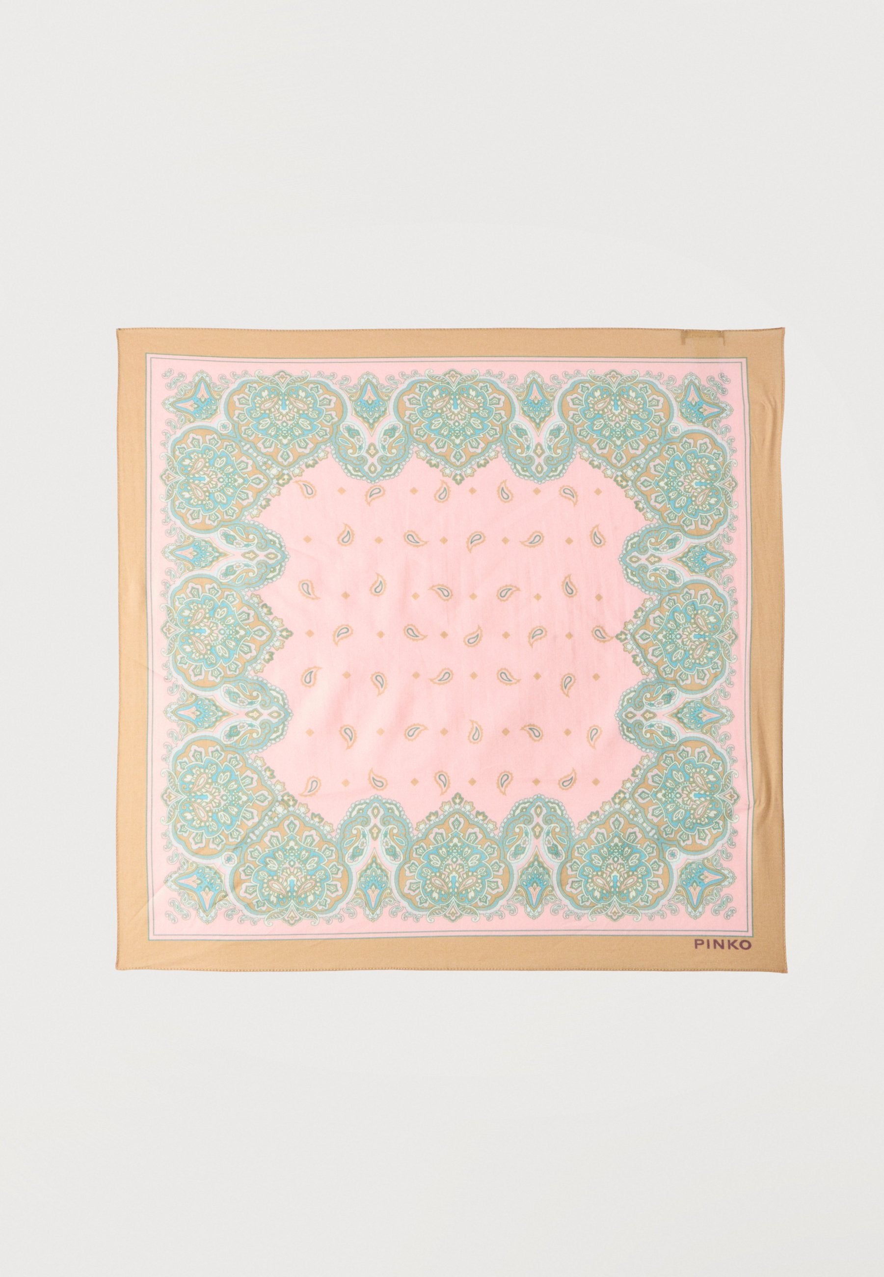 Quadratischer Schal mit beigem Rand, rosa Mitte und filigranen türkis- und goldfarbenen Paisley-Mustern, mit dem Schriftzug "Pinko" in der unteren Ecke.