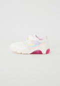 Weiße Sneaker mit bunten Akzenten, darunter sanftes Rosa, Blau und gelbe Details. Verfügt über einen Klettverschluss und eine strukturierte pinke Sohle.