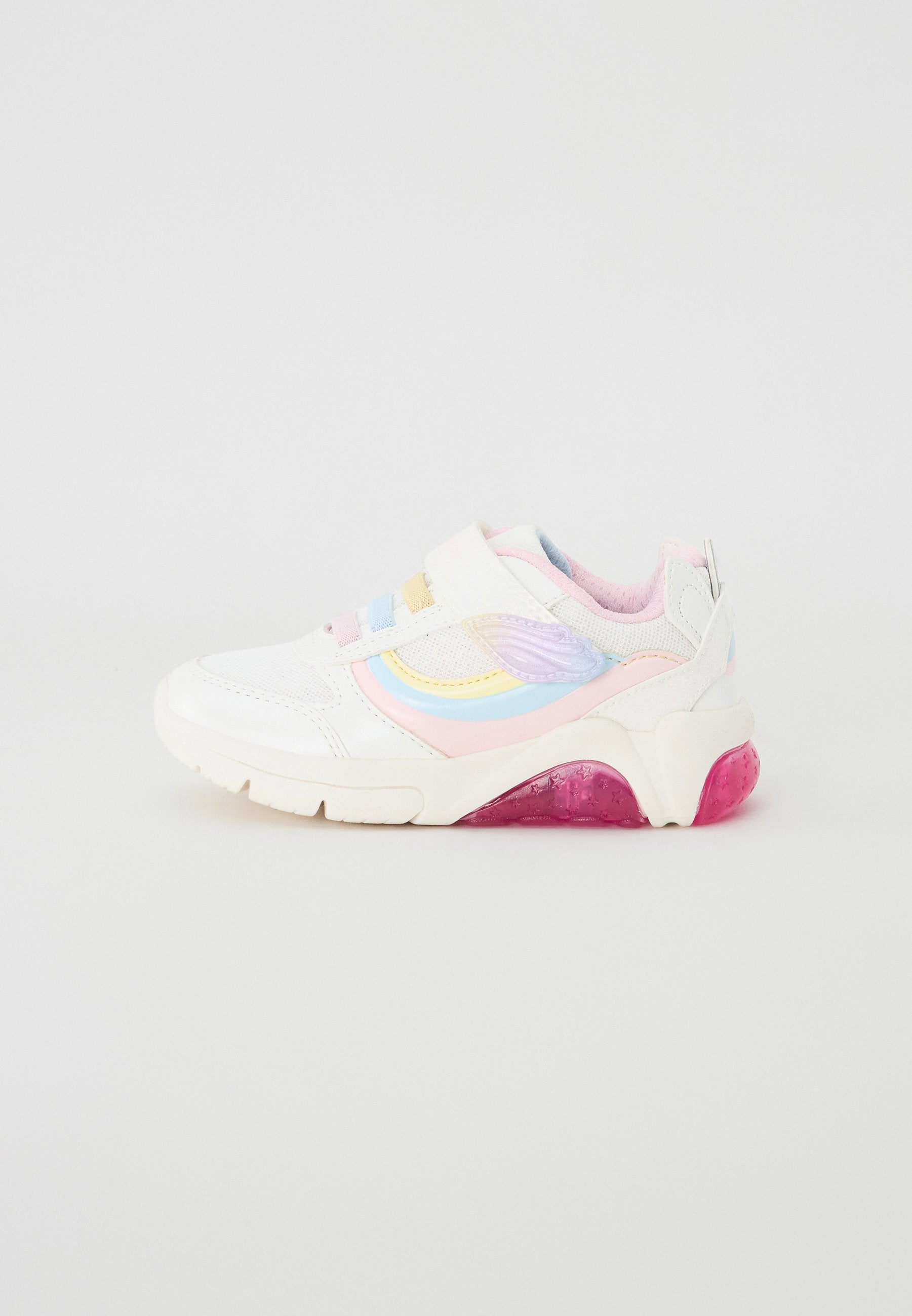 Weiße Sneaker mit bunten Akzenten, darunter sanftes Rosa, Blau und gelbe Details. Verfügt über einen Klettverschluss und eine strukturierte pinke Sohle.