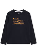 Langärmliges navyblaues Hemd mit einer orangefarbenen Grafik verschiedener Timberland-Stiefel und dem Text "TIMBERLAND 50 Jahre Innovation" darunter.