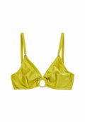 Dreieckiger Bikini-Oberteil aus leuchtend limegrünem Stoff; geraffte Mitte mit einem goldenen, runden Akzent; schlanke, verstellbare Träger für eine optimale Passform.